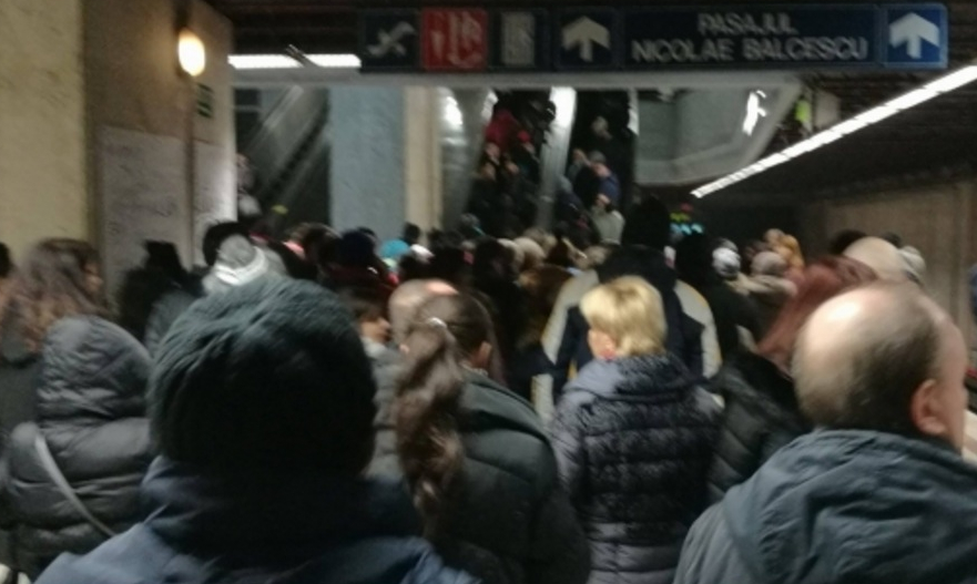 Incident la metrou: Din cauza frigului, mai mulți călători fără mănuși își țineau mâinile în buzunarele altor călători!