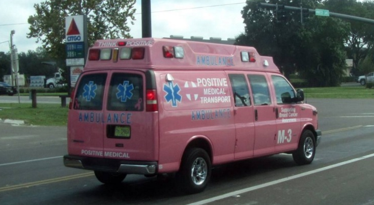 Stați în casă! Pe străzi circulă o ambulanță roz cu două asistente care răpesc bărbați și le fac sex oral!