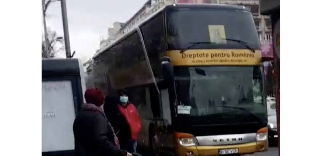 Autocarul AUR a fugit din Piața Universității de frica revoluționarului Marian Ceauşescu!