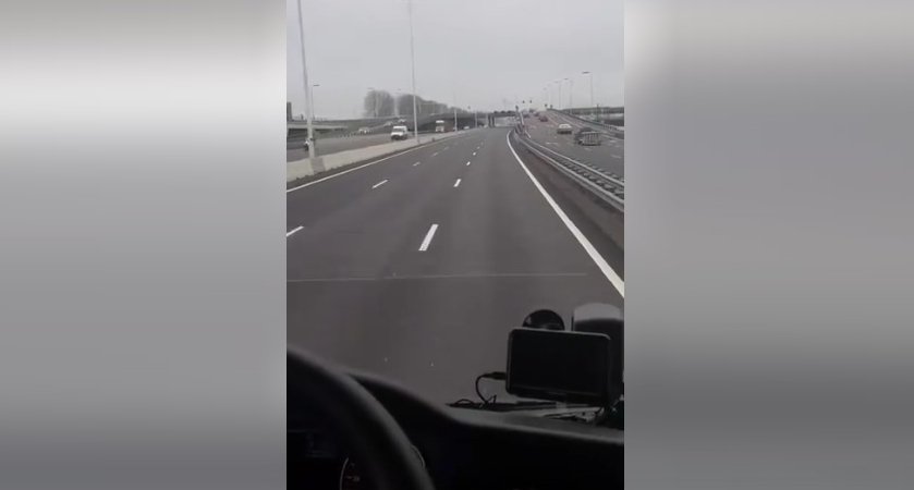 Un șofer de TIR român le arată alegătorilor PSD autostrăzile din Olanda. E ca la săraci: fără oi, fără gâște, fără bețivi!