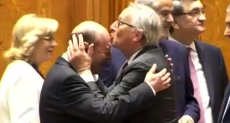 De fapt, Juncker l-a pupat pe Băsescu în fund