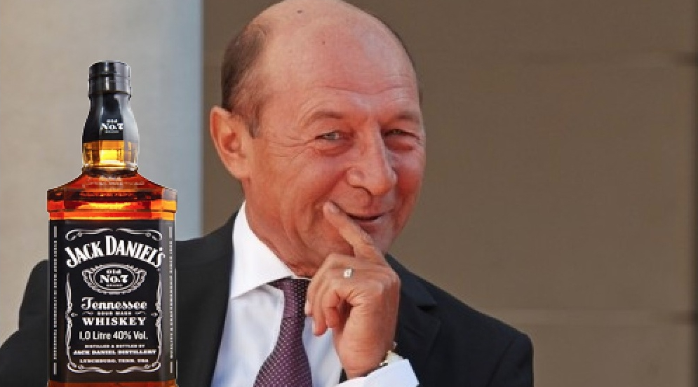 Traian Băsescu a ajuns la concluzia că vara e ca iarna: whisky-ul tot 40 de grade are!