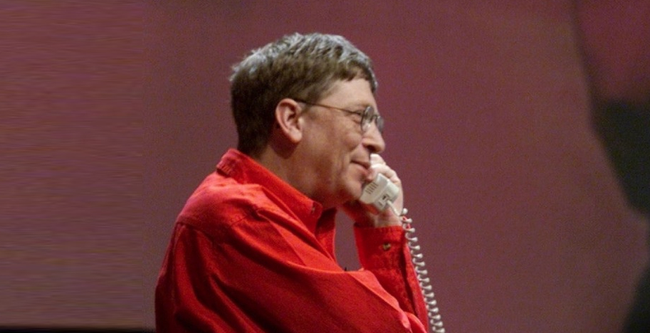 Bill Gates îi sună disperat pe vasluieni: "Nu mai beți, uăi, atâta că vă rugineşte cipu'!"