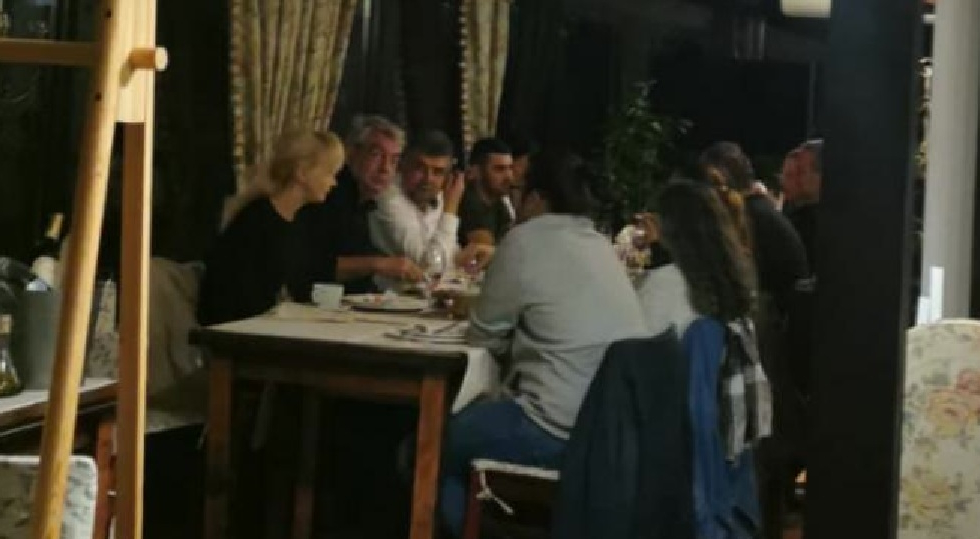 Ciolacu chefuind aseară la restaurant cu câțiva PSD-isti, deşi e interzis! Sperăm că l-au chemat şi pe Bittman să le cânte