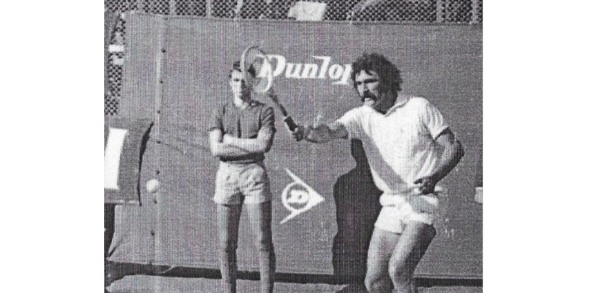 Cristian Tudor Popescu în 1972, băiat de mingi la Cupa Davis, şi Ion Țiriac, în prezent mare iubitor de corupție