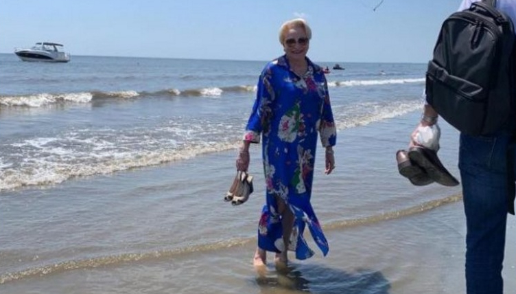 Fugiți, a ieșit sirena din mare în capotu' lu' bunică-mea!