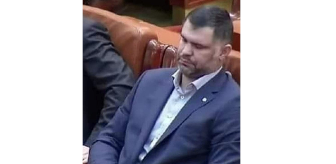 Deputatul PSD Daniel Ghiță dormind în Parlament. Visa cum il bate pe Moroşanu!