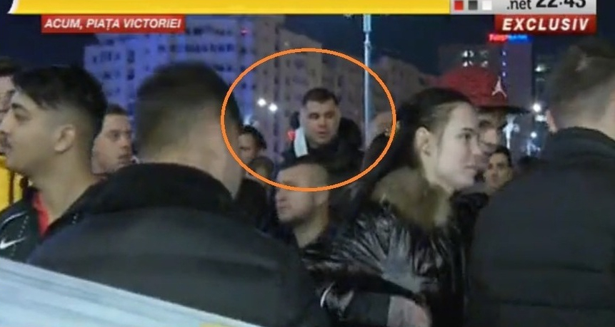 Daniel Ghiță la protest! Căuta să împrumute un Abecedar de la ceilalți protestatari!