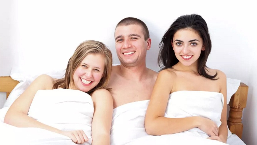 PornHub: Cea mai căutată familie tradițională la români e cea formată dintre un bărbat și două lesbiene!