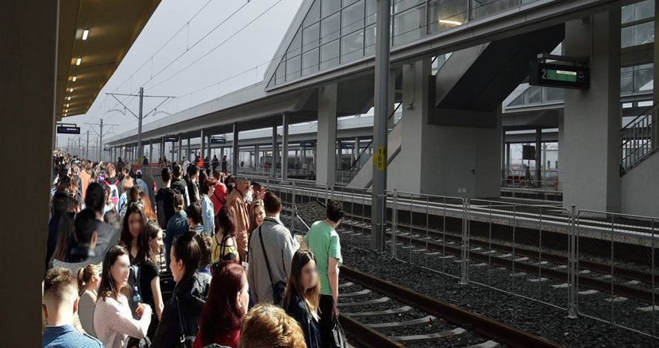 Țeapă pentru călătorii din Arad care aveau azi bilet spre Bucureşti: trenul a plecat de ieri, ca să ajungă la timp!