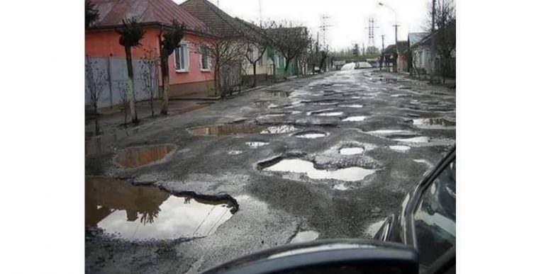 Drumuri în România. Dacă îți bagi o gumă în gură, se mestecă singură!