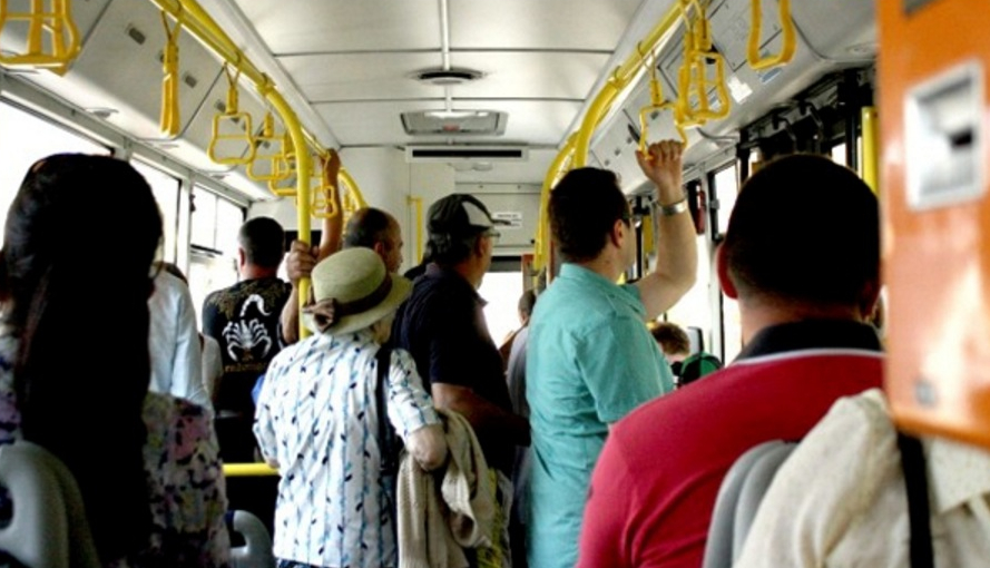 Panică într-un autobuz bucureștean: trei călători sunt suspectați că s-ar fi dat cu deodorant!