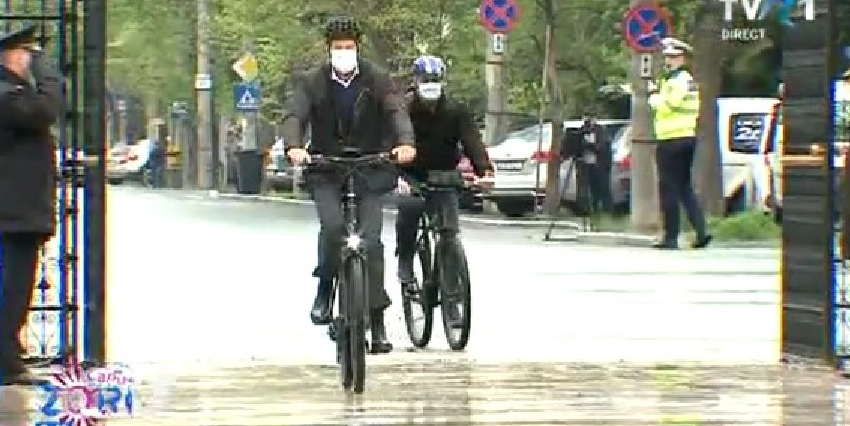 Iohannis a venit pe bicicletă la serviciu, la Cotroceni, tocmai de la Cotroceni, unde și locuiește