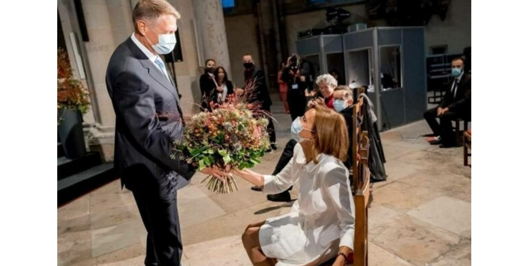 Psihopatul de Iohannis oferind un buchet de flori soției, în timp ce patriotul Dragnea nu e lăsat să se împreuneze cu Irinuca la Rahova!