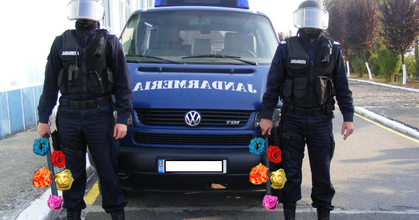 Fugi că vin colindători: Jandarmeria Română s-a dotat cu sorcove!