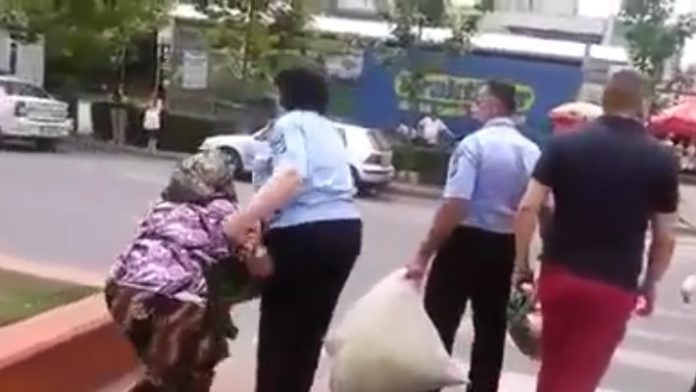 Poliția a ajutat o bătrânică cu leuștean sa traverseze strada către arest!
