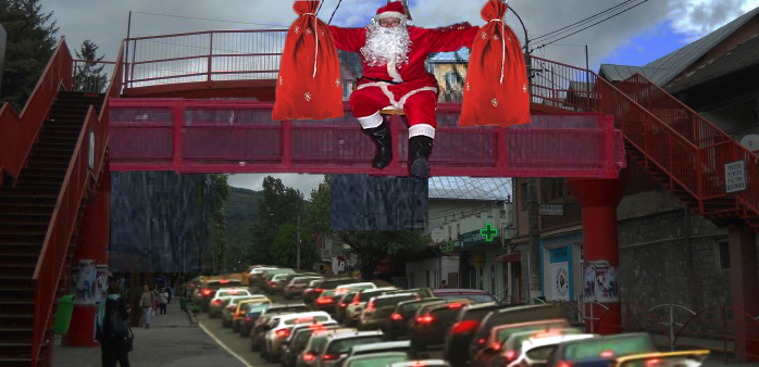 Pentru bucureştenii care petrec sărbătorile în coloană pe DN1, Moş Crăciun anunță că va împărți darurile la pasarela de la Comarnic!