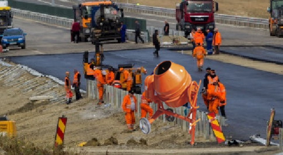 Tragedie pe A3: s-au rupt toate lopețile și muncitorii trebuie să se sprijine acum pe betonieră!