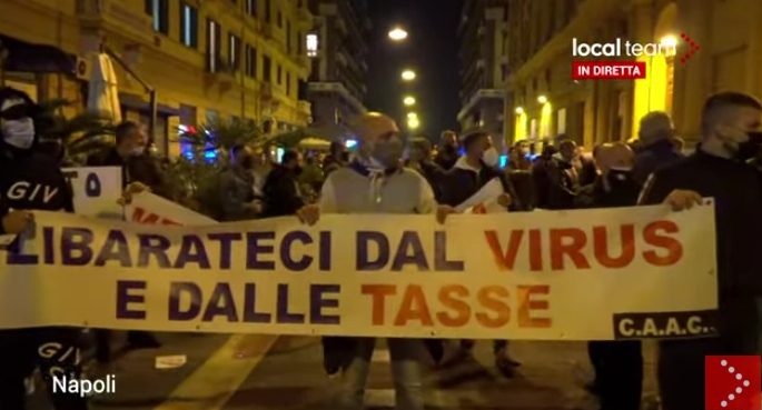 Proteste devastatoare la Napoli după ce s-a anunțat lockdown-ul! Oamenii nu mai au ce mânca şi spun că nu intră în case până nu îi dă primăria 10.000 de euro lui Bittman!