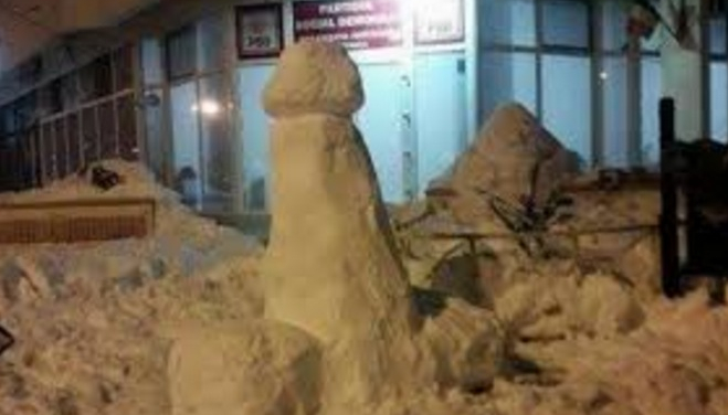 Un om de zăpadă în formă de Codrin a apărut în fața sediului PSD!