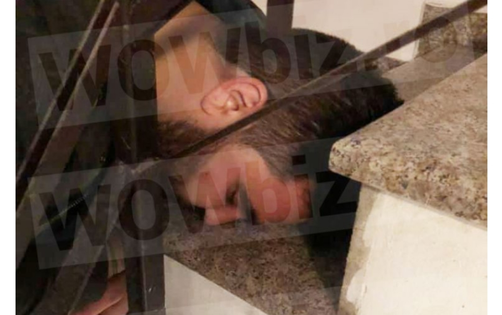Florin Salam dormind cu capul pe scări. E obosit, a șters toată ziua praful prin casă cu nara