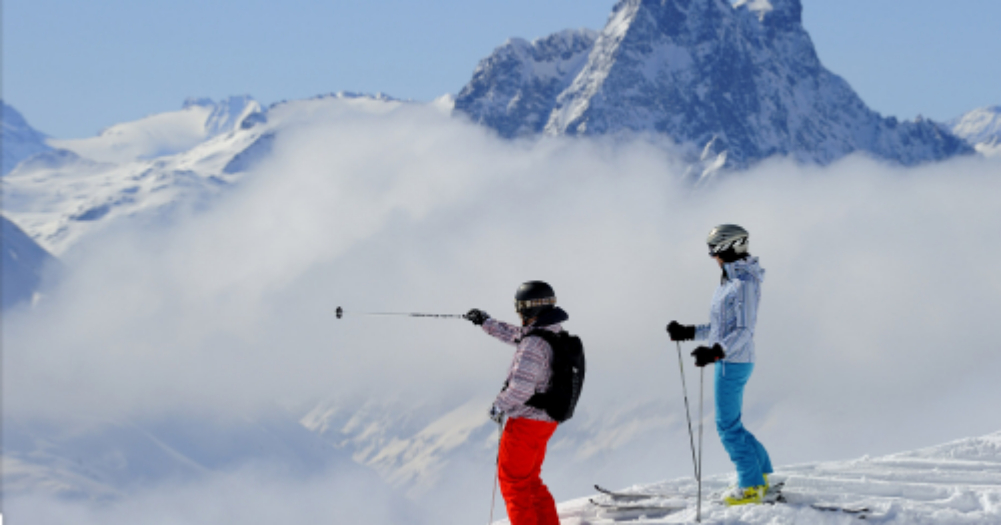 Sărakii care nu își permit să dea 1000 de lei pe zi în Poiană pot merge la schi în Austria, dar ratează cocalarii de pe pârtie!