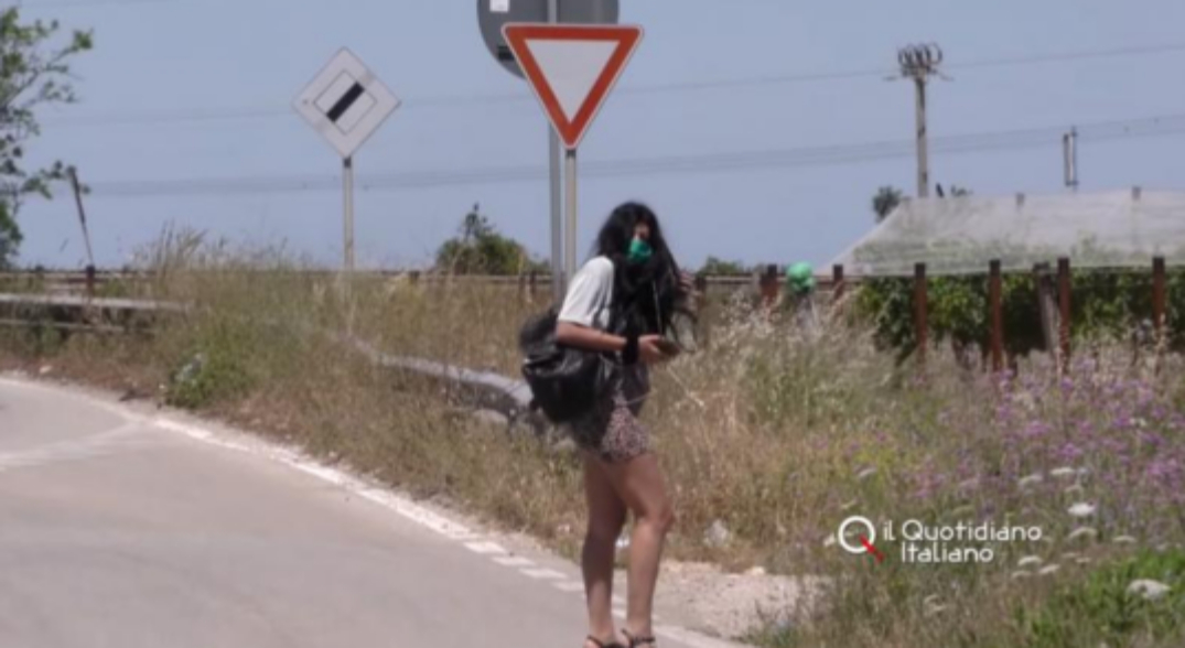 Prostituatele românce din Italia au ieșit la muncă cu măști, gel dezinfectant și termoscanere! 