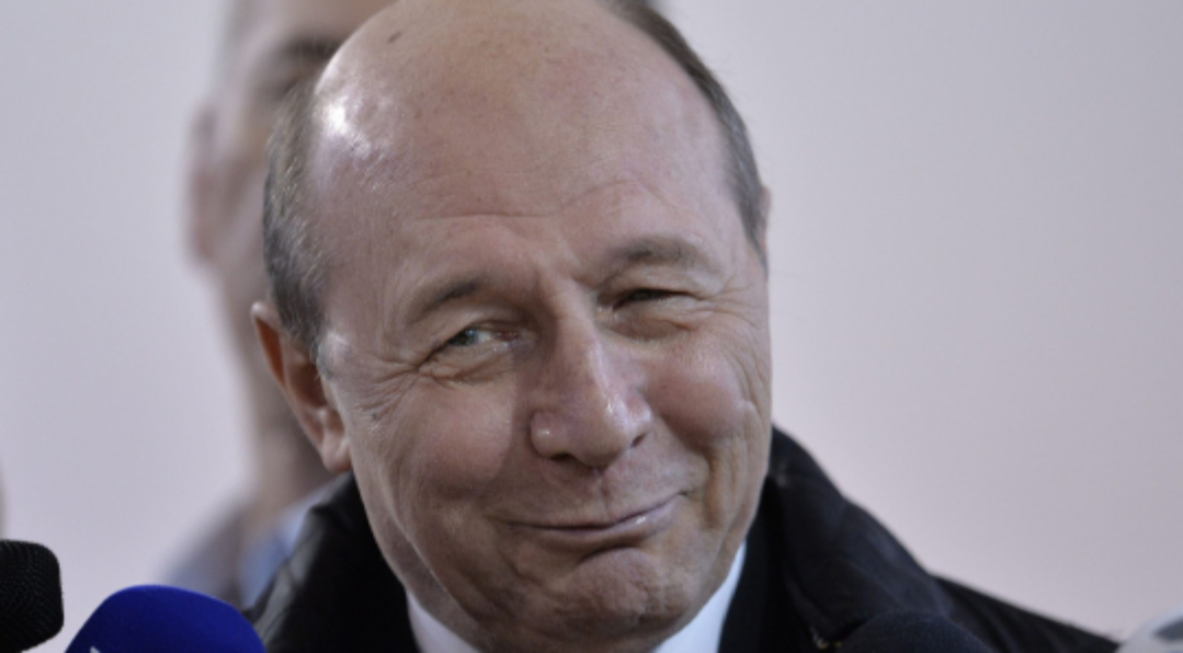 Băsescu și-a lansat sloganul electoral: "Dau eu o țuică!"