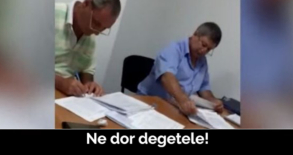 Funcționari publici din București falsificând semnături pentru candidații PSD: "Ne dor degetele!" Și pe candidați îi dor degetele, dar de la cât fură