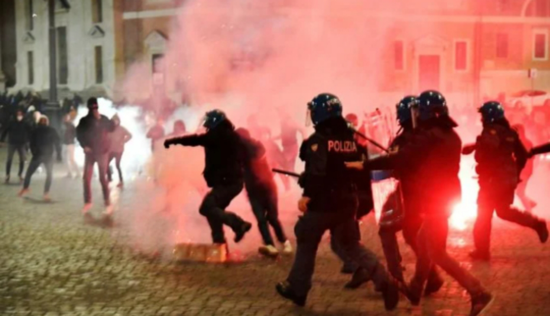 Proteste violente în Italia din cauza revenirii la starea de urgență. Se scandează „Garcea președinte, Bittman ministru al Sănătății și Ianis la Inter!”