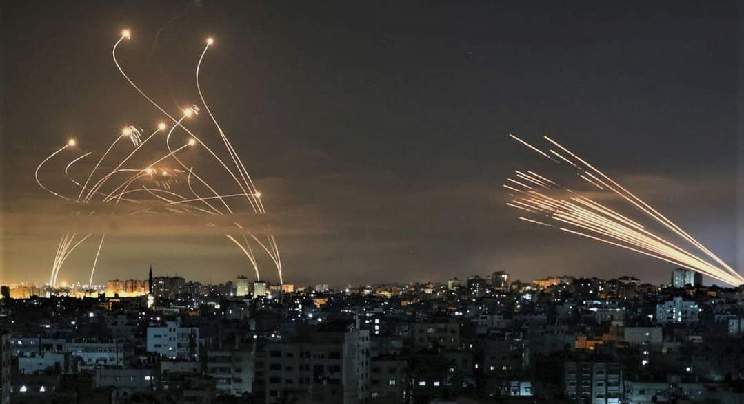 Israel (stânga) interceptând rachetele trase de Hamas (dreapta). Da, dar și noi avem 2000 de generali!