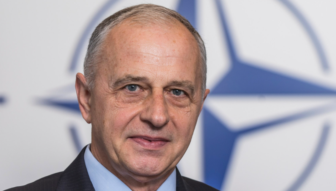Măsuri de securitate extreme la NATO: lui Mircea Geoană i-a fost interzis să pomenească numele soției sale, Mihaela