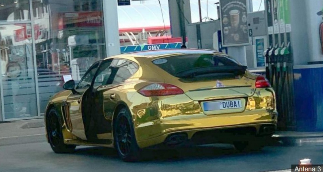 Cocalar cu Porsche Panamera aurit care pune benzină de 15 lei, că nu ia mult până la parcare