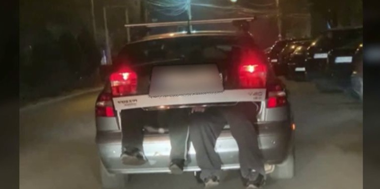 Șoferiță din Buzău amendată că și-a băgat soțul beat în portbagajul mașinii. În mod normal, trebuia să-l ia pe capotă - sau cum?