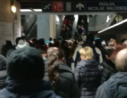 Incident la metrou: Din cauza frigului, mai mulți călători fără mănuși își țineau mâinile în buzunarele altor călători!