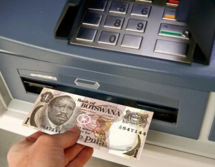 Tot mai mulți români simt creșterea economică la bancomat: bagă cardul și scot bani din Botswana!