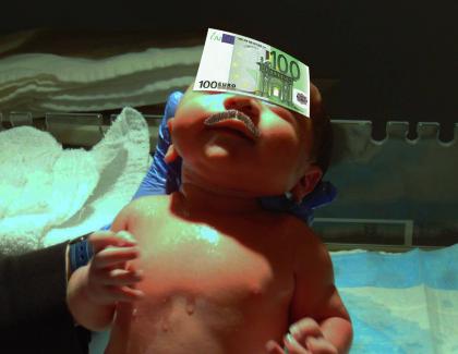 Copilul unui manelist s-a născut cu șpaga pentru asistentă lipită pe frunte!