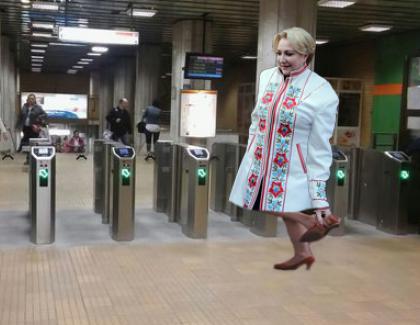 Viorica Dăncilă se descalță când intră la metrou!