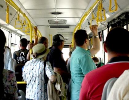 Clipe de coșmar într-un autobuz bucureștean: mai mulți călători sunt suspectați că ar fi făcut duș!