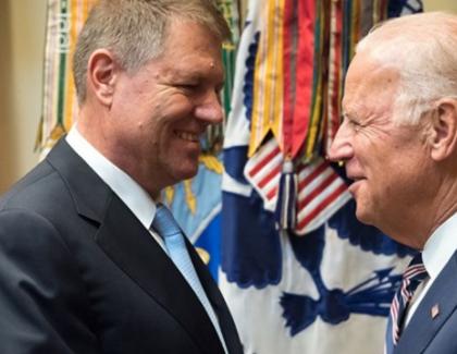 Klaus Iohannis i-a scris lui Joe Biden: "Stimate domnule Președinte-ales, am deosebita onoare și plăcerea să vă întreb: când să vin după şapcă?"