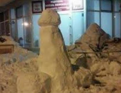 Un om de zăpadă în formă de Codrin a apărut în fața sediului PSD!