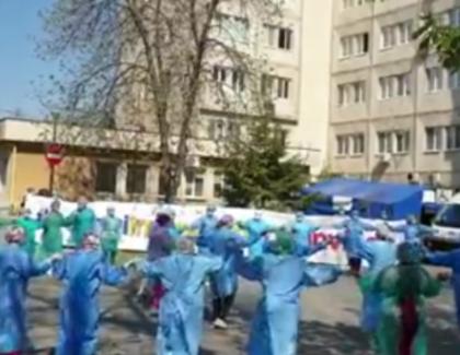 Cadrele medicale de la Spitalul "Victor Babeş" din Craiova au încins o horă în curte. Nu de combinezoane avem nevoie, ci de costume populare!