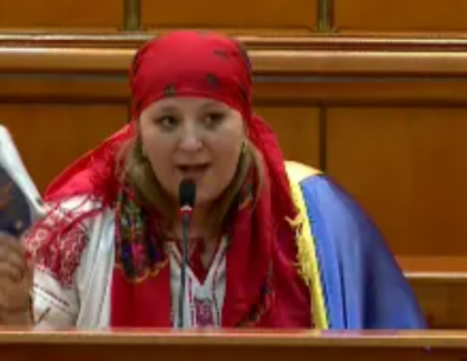 Circul Globus revendică ținuta Dianei Șoșoacă din Parlament, deși în mod normal ar trebui să revendice Parlamentul cu totul