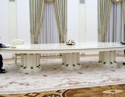 Putin are o masă atât de mare încât ar avea loc la ea toți cei 3000 de generali ai României