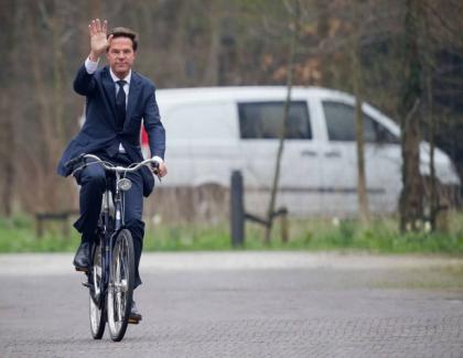Premierul Olandei merge cu bicicleta la serviciu. Veorica nici n-ar ști care e șaua, s-ar urca cu curul pe ghidon!