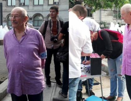 2018: Victor Rebengiuc strângând semnături împotriva penalilor. La 85 de ani! Respect, maestre!