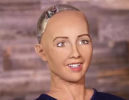 Robotul Sophia, de nerecunoscut după vizita la București: la fiecare 3 cuvinte zice "Ce p… mea!"
