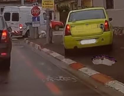 Un taximetrist dă primăria în judecată pentru că şi-a rupt maşina în gropile de pe trotuar!