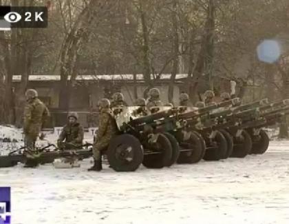 Armata s-a făcut de râs la defilare: salvele de tun nu au nimerit niciun oficial!