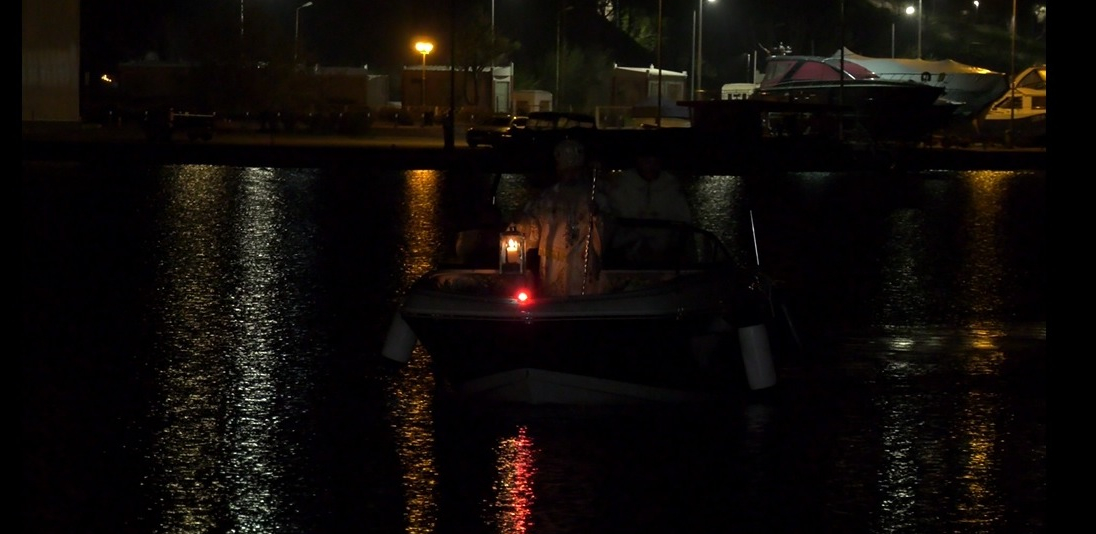 Teodosie a adus lumina pe apă, cu barca, deşi el poate să meargă şi pe jos pe apă, inclusiv în moonwalk, ca Michael Jackson